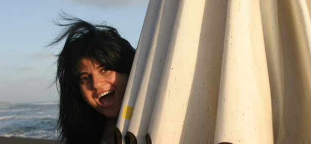 Anna Biro, comédienne voix professionnelle, photographiée sur la plage à côté d’un parasol